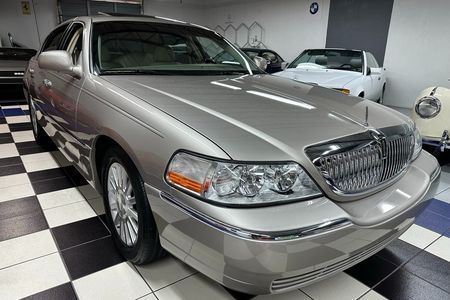 1997 Lincoln Town Car, Luxury Amenities, Town Car, Lincoln Town Car, American Classic Cars, Car For Sale, Car Mods, Luxury Sedan, Lincoln Continental