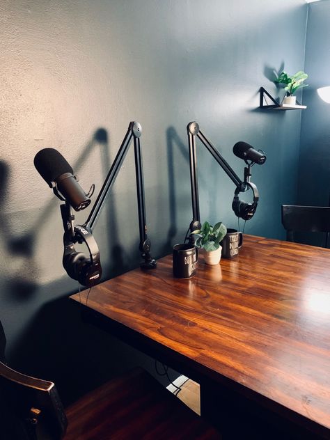 Office Podcast Room, Podcast Room Ideas Men, Podcast Studio Decorating Ideas, Podcast Wall Decor, Podcast Room Setup Ideas, Podcast Studio Ideas Aesthetic, Podcast Room Aesthetic, Podcast Living Room, Podcast Recording Studio Aesthetic