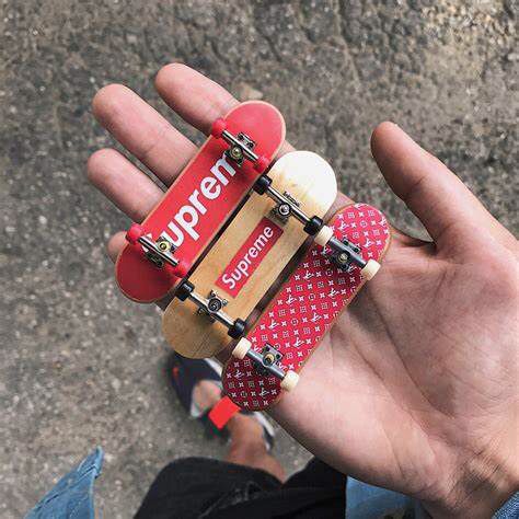 Skateboard Girl Outfits, Supreme Skateboard, Supreme Louis Vuitton, Mini Skate, Mini Skateboard, Skateboard Aesthetic, Skate Photos, Finger Skateboard, Supreme Nike