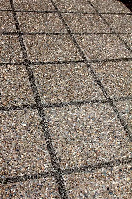 Exposed aggregate paver patio with decorative gravel spacing. Brick Paver Patio Ideas, Aggregate Patio, Paver Patio Ideas, Wall Pergola, Patio Landscape Design, Patio Ideas On A Budget, Batu Sikat, Aggregate Concrete, Brick Paver Patio