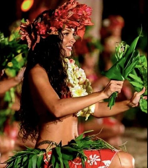 Polynesian Outfits For Women, Samoan Aesthetic, Hawaiian Aesthetic Outfit, Hawaiian Photoshoot, Polynesian Aesthetic, Hawaiian Girl Aesthetic, Samoan Women, Highschool Au, Character Descriptions