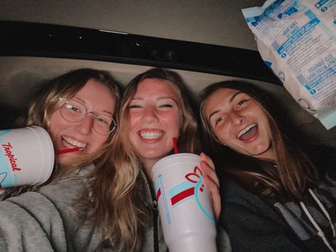 Bff drive in movie pics, pic ideas, bff selfie, movie theater Movie Theater Aesthetic Friends, Amc Movie Theater, Movie Theater Aesthetic, Happy Nation, Squad Photos, Friend Pics, Movie Pic, Movie Cinema, Drive In Movie