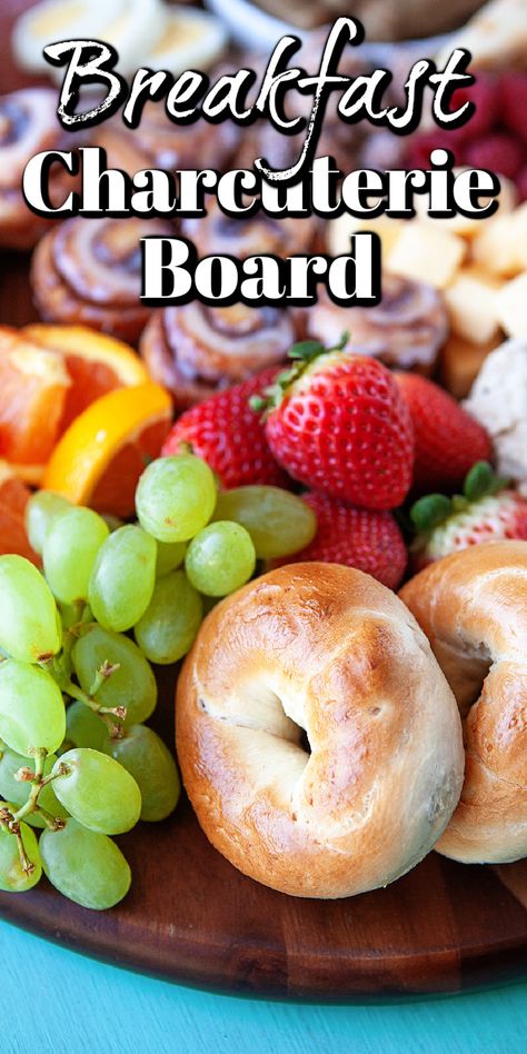 Breakfast Sweets Charcuterie Board, Small Breakfast Board, Small Breakfast Board Ideas, Bagel Charcuterie Board Ideas Simple, Fruit And Bread Charcuterie Board, Bagel And Fruit Charcuterie Board, Grazing Breakfast Platter, Easy Breakfast Board Ideas, Healthy Brunch Board Ideas