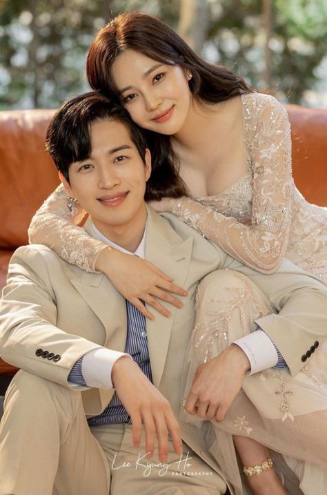 Kasut Pengantin, Prenuptial Photoshoot, Korean Wedding Photography, Pre Wedding Photoshoot Outfit, Wedding Photo Studio, Foto Wedding, Wedding Portrait Poses, Wedding Photoshoot Props, Wedding Photoshoot Poses