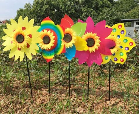 Diy Spinning Wheel, Wind Spinners Diy, Soda Can Flowers, Garden Windmill, Wood Yard Art, Pvc Pipe Crafts, Recycled Art Projects, Home Yard, Dutch Windmills