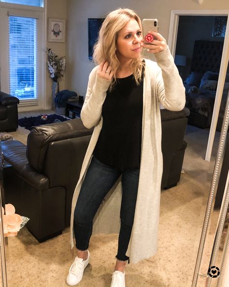 Sporty Cardigan Outfit, Ankle Length Cardigan Outfits, Cream Duster Cardigan Outfit, White Long Cardigan Outfit, Long Cardigan Outfit Summer, Long White Cardigan Outfit, Long Cardigan Outfit Winter, Open Cardigan Outfit, Jeans With White Sneakers