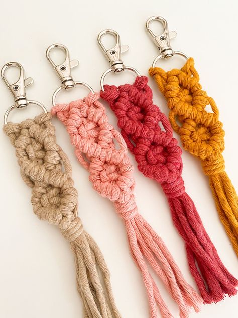 How to make Macrame Diamond Pattern Keychain // PDF tutorial + Video Tutorial Macrame Diamond Pattern, Wristlet Tutorial, How To Make Keychains, Diy Crafts Keychain, Key Chain Diy, Macrame Wristlet, Clutch Tutorial, Diy Keyring, Unique Gifts For Friends