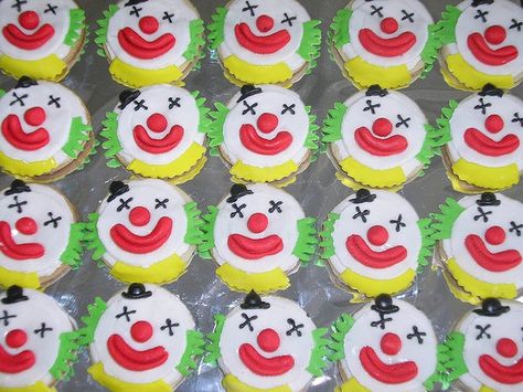 If your PTA / PTO is planning a circus event this summer why not make some clown cupcakes? Easy Carnival Cupcakes, Circus Animal Cupcakes, Clown Cupcakes Circus Theme, Circus Animal Cookie Dessert, Circus Animal Cookie Cupcakes, Clown Cupcakes, Circus Cupcakes, Birthday Clown, Fluffy Cupcakes