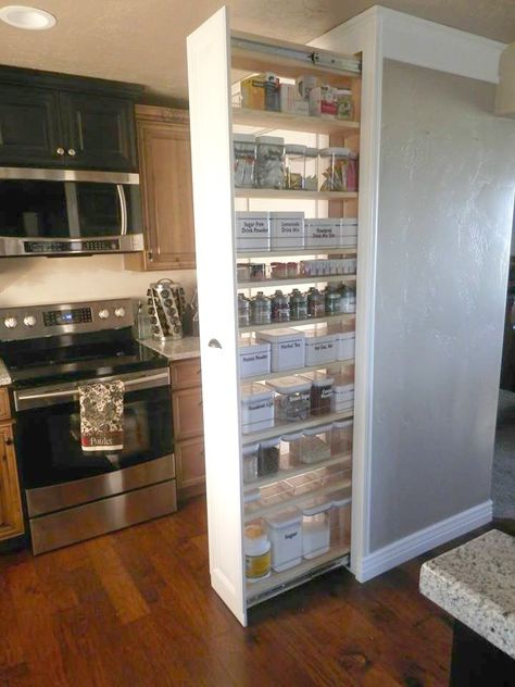 The 15 Most Brilliant Ideas People Came Up With In 2015 Tiny Pantry, Pull Out Pantry, Custom Pantry, Pantry Wall, Small Kitchen Storage, Small Pantry, Skiathos, Pantry Shelf, Kitchen Decorating