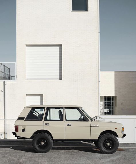 Pantone Colour Palettes, Aesthetic Cars, Relaxing Weekend, Range Rover Classic, Cool Car Pictures, Vintage Vehicles, Miami Vice, Classy Cars, Luxury Suv