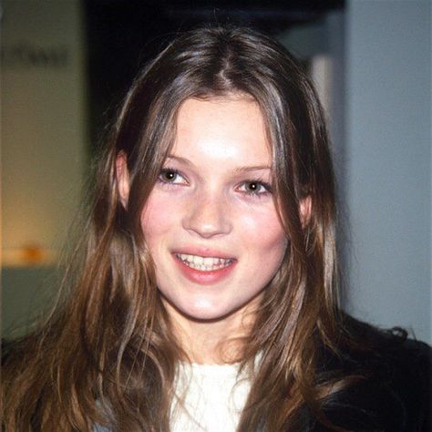 tretes Kate Moss Hair, 90s Makeup Trends, Kate Moss 90s, Moss Fashion, Kate Moss Style, Hair Evolution, Queen Kate, 90s Supermodels, 90s Models