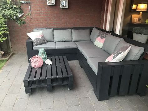 Diy Backyard Couch, Diy Pallet Sectional Outdoor, Outdoor Pallet Sectional, Pallet Patio Furniture Diy, Pallet Sectional, Balkon Decor, Pallet Furniture Designs, Diy Backyard Patio, Pallet Garden Furniture