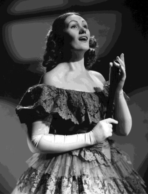 Dame Joan Sutherland as Violetta in La Traviata, Covent Garden 1960. Viola Twelfth Night, The Woman King Viola Davis, Marguerite Moreau Queen Of The Damned, Opera Costumes, Victorian Opera Singer, Juliet In Paris 1967, Joan Sutherland, Classical Opera, Ballerina Dance