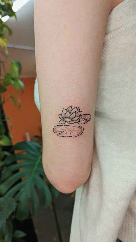 Lily Pad Tattoo Simple, Lilypad Tattoo, Lily Pad Tattoo, Back Tattoo Women Spine, Sticker Sleeve, Water Lily Tattoos, Cute Hand Tattoos, Frog Tattoos, Elbow Tattoos