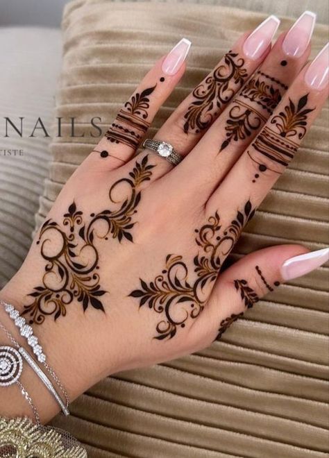 Eid Mehndi Designs Aesthetic Simple, Aesthetic Eid Mehndi Designs, Beautiful Eid Mehndi Design, Mehendi Designs For Hands Simple 2024, Eid Mehendi Ideas, Eid Mehndi Simple, Hina Designs Mehndi, Mehandi Designs Aesthetic, Aesthetic Henna Designs Simple