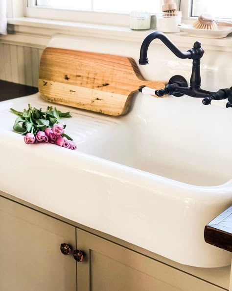 Farm Sink With Drainboard, Country Kitchen Sink Ideas, Farmhouse Sink With Backsplash, Antique Kitchen Sink With Drainboard, Vintage Sinks Kitchen, Country Kitchen Sinks Farmhouse Style, 1920s Farmhouse Decor, Dry Sink Decor Ideas Farmhouse, Vintage Sink Kitchen