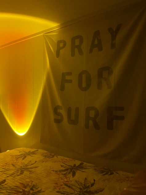 warm sunset lamp with retro beachy bedding and simple tapestry Beach Tapestry, Beachy Tapestry, Beachy Bedding, Simple Tapestry, Comfortable Bedroom Decor, Pray For Surf, Beachy Room, Beachy Boho, Beach Room