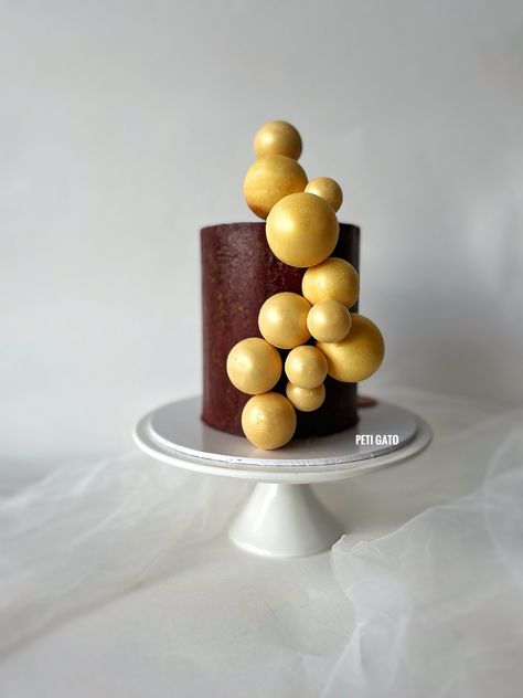 Golden Chocolate ball Wedding Cakes With Cupcakes, Celebration Cakes, Macarons, Holiday Season, Cupcake Cakes, Wedding Cakes, Festival, Cake, Celebrities