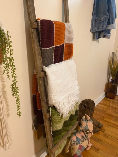 Tobacco stick blanket ladder adds hight and storage to our small entryway. Antique Ideas, Blanket Ladder, Small Entryway, Vintage Boho, Ladder Decor, Entryway, Home Decor, Home Décor