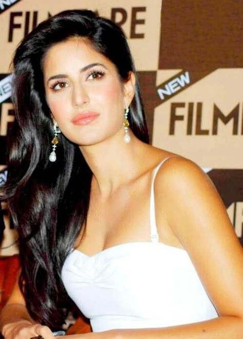 Oval Face Celebrities, Innocent Beauty, Bollywood Makeup, Katrina Kaif Photo, Long Hair Models, Oval Face Hairstyles, 90s Bollywood, Hair For Women, Vintage Bollywood