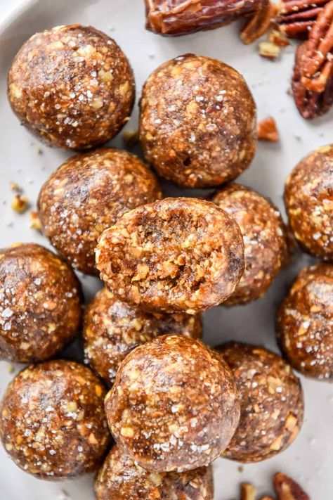 These 4-ingredient No-Bake Pecan Pie Date Balls will blow your mind! The blended dates create a sweet caramelly texture while the pecans, almonds and vanilla mimic the classic pie flavors perfectly! Try this simple, on-the-go snack! ProjectMealPlan.com Protein Energy Snacks, Gluten Free Vegan Baking, Pecan Pie Balls, Pecan Balls, Date Balls, Pie Flavors, Healthy Protein Snacks, Pecan Pie Bars, Nut Snacks