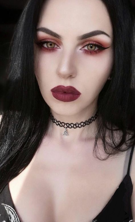 Gothic Vampire Aesthetic Makeup, Gothic Glam Makeup, Vampire Photoshoot, Outfit Ideas Halloween, Vamp Makeup, Gothic Eye Makeup, Witchy Makeup, Goth Makeup Looks, Angelica Rose