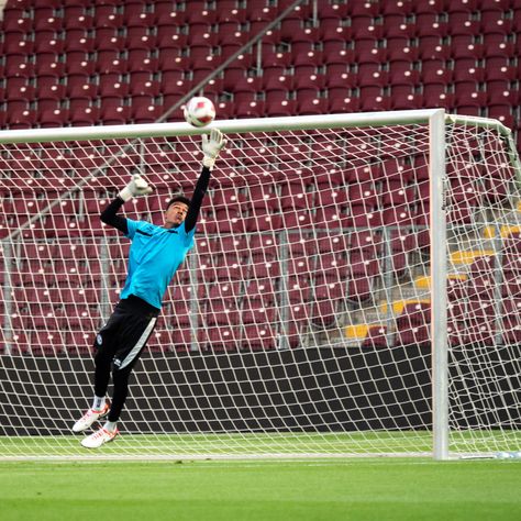 The goal keeper Steven Deana of FC Lugano is practice the day before the Europa League playoff Goal Keeper, Netball, Europa League, The Goal, Premier League, The Day, Football, Collage, Pins