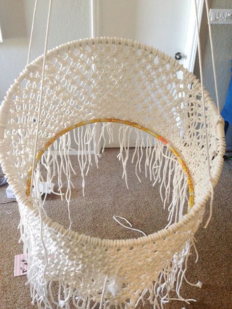 Make your very own DIY Hanging Macramé Chair. With only a few different materials and also three different kinds of knots you can have a stylish hanging chair. Macrame Chair, Simple Braid, Macrame Hanging Chair, Macrame Chairs, Macrame Hammock, Chair Diy, Macrame Patterns Tutorials, Macrame Hanging, Micro Macramé