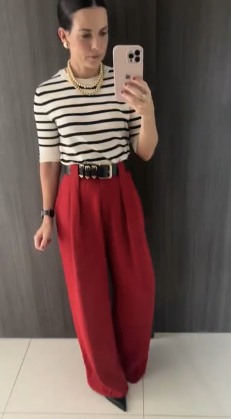 Red Tailored Pants Outfit, Red Trousers Outfit Classy, Red Trousers Outfit, Outfit Pantalon Rojo, Tailored Pants Outfit, Anna Clara, Workwear Outfits, Red Button Up Shirt, Smart Casual Work Outfit