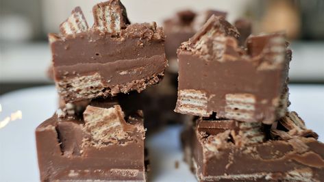 In this video we will show you how to make a KitKat Fudge. Everyone can make this at home, no matter your level of cooking. We will show you each step and the ingredients you need for each step. #kitkatfudge #kitkat #fudge #chocolatefudge #easyfudge #easyrecipe #food #healthy #foodiegram #FoodPorn #Yummy #Foodie #Delicious #Yum #Homemade #Howto #baking #homechef #Chef #Cooking #Cuisine #Kitchen #Nolynskitchen Kitkat Fudge, Fudge Slice, Budget Snacks, 3 Ingredient Recipe, Food On A Budget, 3 Ingredient Recipes, Fudge Easy, Chef Cooking, Fudge Recipe