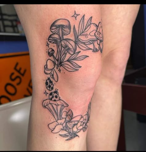 Top Of The Knee Tattoos Women, American Traditional Tattoos Knees, Mushroom Tattoo Ankle Wrap, Cool Leg Tattoos For Women, Floral And Mushroom Tattoo, Mushroom Knee Tattoo, Mushroom Flower Tattoo Sleeve, Cottagecore Back Tattoo, Flowers And Mushrooms Tattoo