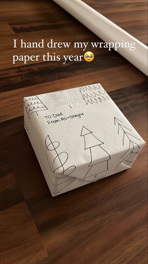 Aesthetic Christmas Present Wrapping, Doodle Wrapping Paper, Wrapping Paper Drawing Ideas, Hand Drawn Christmas Wrapping Paper, Christmas Wrapping Drawing, Hand Drawn Wrapping Paper, Drawing On Wrapping Paper, Drawn Wrapping Paper, Aesthetic Christmas Wrapping