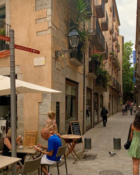 Study In Spain Aesthetic, Moving Abroad Aesthetic, Barcelona Student Life, Living In Spain Aesthetic, Studying Abroad Aesthetic, Study Abroad France Aesthetic, European Study Abroad, Barcelona Coffee Shop, Europe Study Abroad Aesthetic