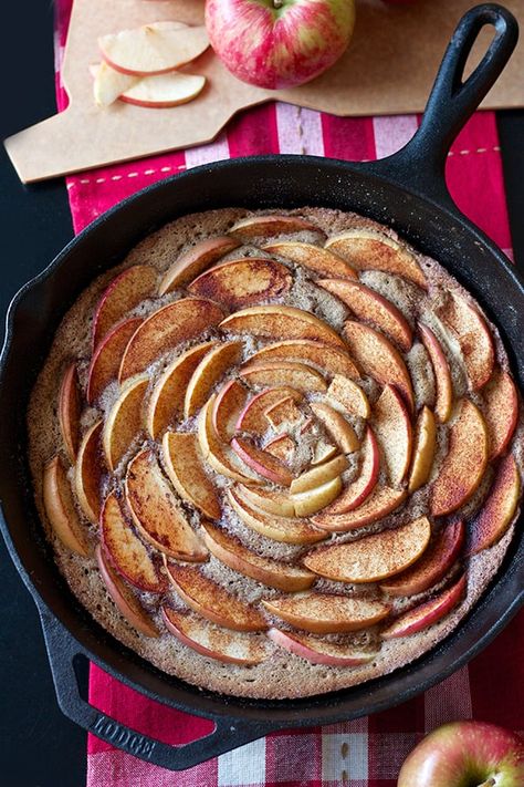 Apple Skillet, Skillet Desserts, Cake Beautiful, Fruity Recipes, Skillet Cake, Cinnamon Apple, Rosh Hashanah, Challah, Iron Skillet