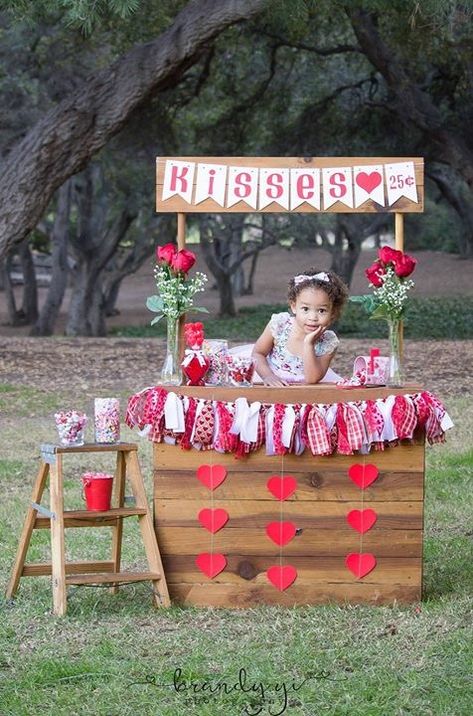 Kissing Booth Photoshoot, Valentines Day Minis, Holiday Photography Ideas, Valentines Minis, Valentines Day Photography, Valentines Photo Booth, Idea Valentines Day, Valentine Minis, Valentines Photoshoot