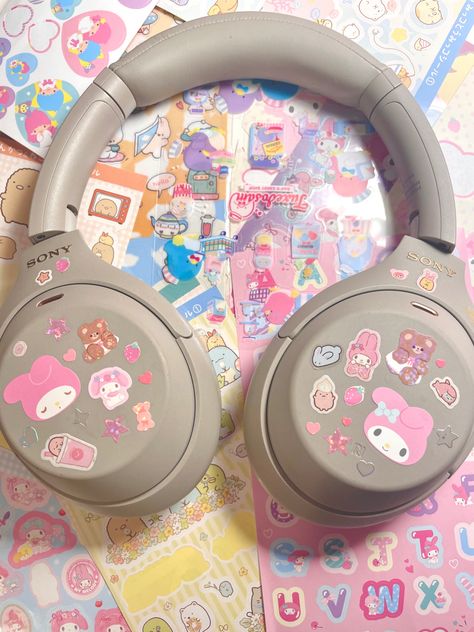 Sony Xm4 Decorated, Sony Xm4 Aesthetic, Pink Strawberry Aesthetic, Gaby Core, Sony Wh 1000 Xm4, Sony Wh 1000 Xm4 Silver, Headphone Deco, Headphone Ideas, Sony Xm4