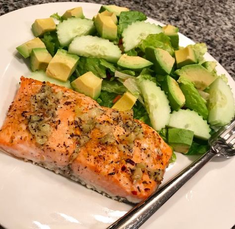 Salmon and avocado cucumber salad. Perfect meal for after gym dinner. After Gym Dinner, After Gym Meal, Gym Dinner, Avocado Cucumber Salad, Gym Meals, Lunch Board, Gym Guide, Salmon And Avocado, Competition Diet