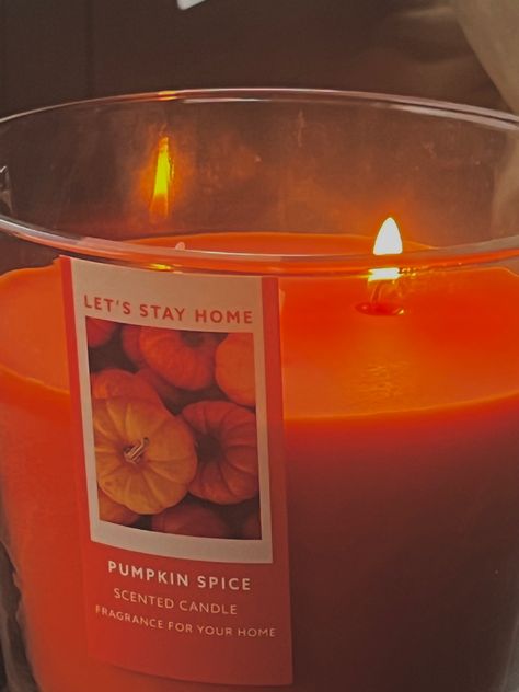 Pumpkin Spice Candle Aesthetic, Candle Autumn Aesthetic, Pumpkin Candle Aesthetic, Fall Vibes Home, Autumn Scented Candles, Watching Gilmore Girls Aesthetic, Autumn Candles Aesthetic, Fall Hangout, Fall Candles Aesthetic