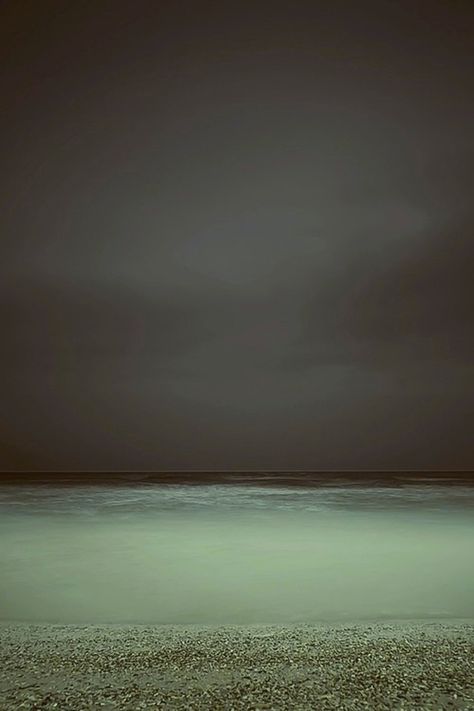 Le calme avant la tempête. Dark Sky, On The Horizon, Jolie Photo, The Horizon, Low Light, Beautiful World, Beautiful Images, Mother Nature, The Ocean