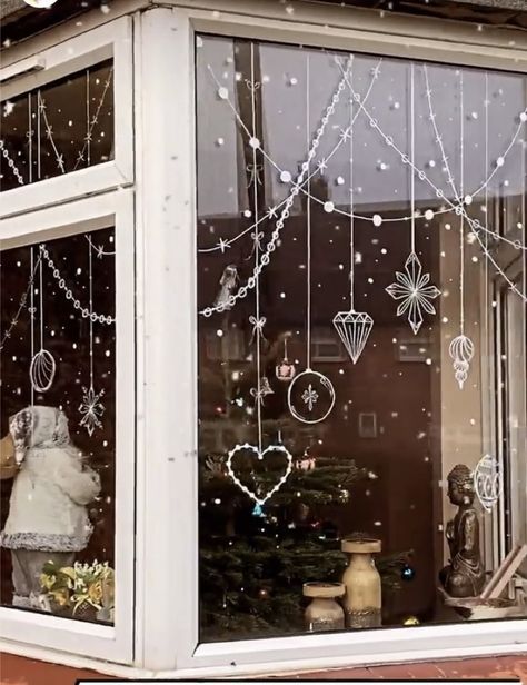 Jul Diy, Christmas Window Painting, Decoration Vitrine, Christmas Window Display, Winter Window, Christmas Window Decorations, Bed Diy, Furniture Bed, Furniture Plans Free