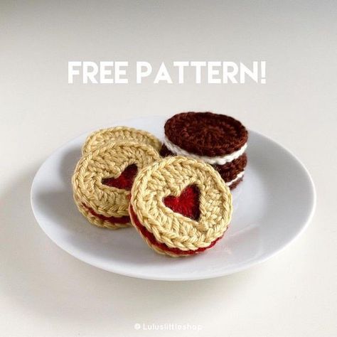 Heart Shaped Cookies, Filled Cookies, Crochet Food, Milk N Cookies, Fun Crochet Projects, Crochet Heart, Mini Foods, Shaped Cookie, Ig Post