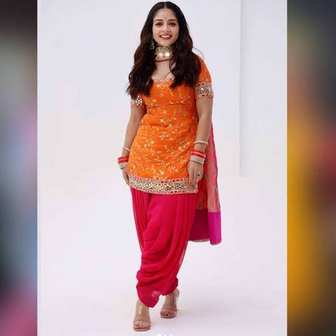 Punjabi Dress Design, Simple Indian Suits, Indian Dress Up, Punjabi Models, Recycled Dress, Pakistani Dresses Online, Celebrity Casual Outfits, Fashionable Saree Blouse Designs, Female Celebrity Fashion