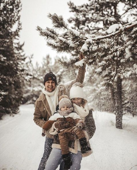 Snow Family Pictures, Winter Portraits Photography, Winter Family Photoshoot, Winter Family Photography, Snow Photoshoot, Winter Family Photos, Family Photoshoot Poses, Winter Portraits, Family Photoshoot Outfits