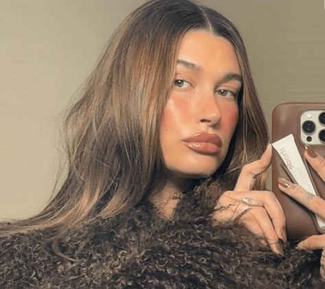 Hailey Bieber's Cinnamon Candy Nails Are the Hottest Fall Mani Hailey Bieber Blue Nails, Cinnamon Nails, Hailey Bieber Nails, Bieber Nails, Candy Nails, Cinnamon Candy, Faux Freckles, Red Manicure, Body Hair Removal