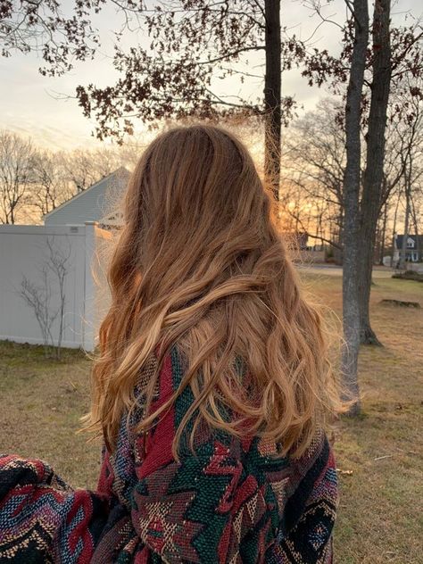 Blonde Girl Fall Aesthetic, Evermore Hair, Dirty Blonde Hair Aesthetic, Pretty Blonde Girl Aesthetic, Long Blonde Hair Natural, Dirty Blonde Aesthetic, Strawberry Blonde Aesthetic, Long Blonde Hair Aesthetic, Long Dirty Blonde Hair