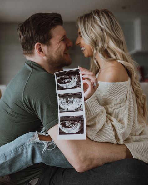 Baby announcement photos Indoor Baby Announcement Pictures, Spring Baby Announcement Photoshoot, In Home Baby Announcement, Winter Baby Announcement Photoshoot, Pregnancy Announcment Photos, Gender Announcement Photoshoot, At Home Pregnancy Announcement Photos, Indoor Pregnancy Announcement, Modern Pregnancy Announcement