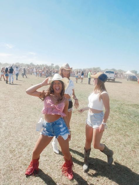 #fashion #country #rodeo #auburn #south #friends Auburn Rodeo, Rodeo Outfit Ideas, Rodeo Outfit, College Vision Board, Rodeo Outfits, Rodeo Cowboy, Cowgirl Style, College Outfits, Cute Casual Outfits