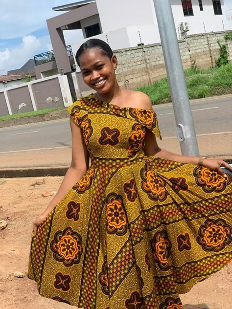 Look simple but beautiful Simple Traditional Dresses, Simple Straight Dress, Ankara Simple Dress Styles, African Fabric Dress, African Print Clothing, African Print Dress Ankara, Best African Dresses, Short African Dresses, African Inspired Clothing