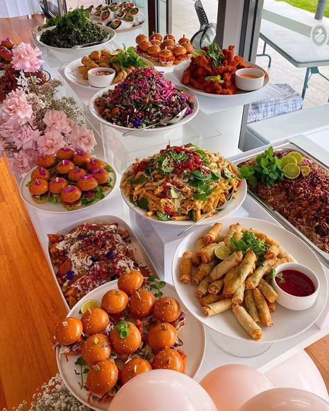 Party Food Buffet Aesthetic, Food Buffet Table Aesthetic, Mediterranean Buffet Wedding, Bridgerton Food, Thai Food Buffet Table, Grocery Snacks, Salad Catering, Middle Eastern Catering Presentation, Housewarming Food