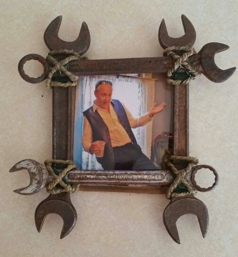 Wrench picture frame Wrench Metal Art, Rusty Tool Art, Repurpose Old Tools, Wrench Picture Frame, Old Tractor Parts Repurposed, Old Car Parts Made Into Art, Tool Wreath, Steel Welding, Metal Artwork Wall